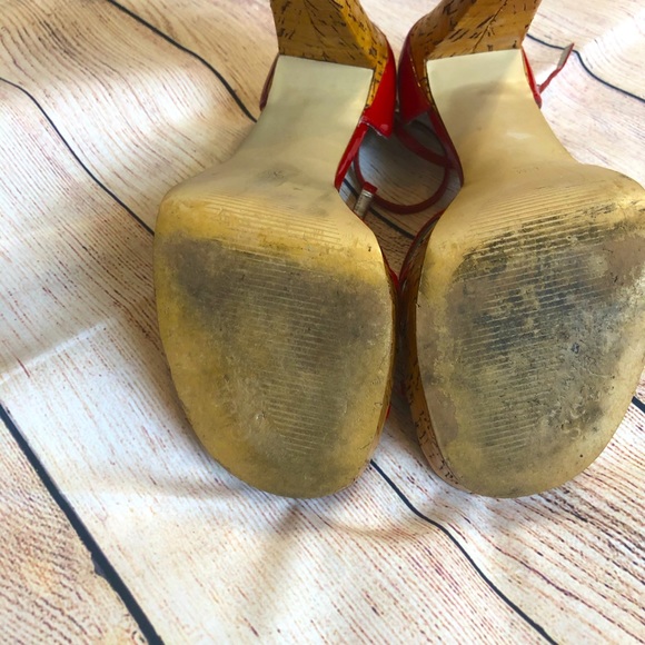 GUESS red patent leather and cork sandal. - Picture 4 of 10
